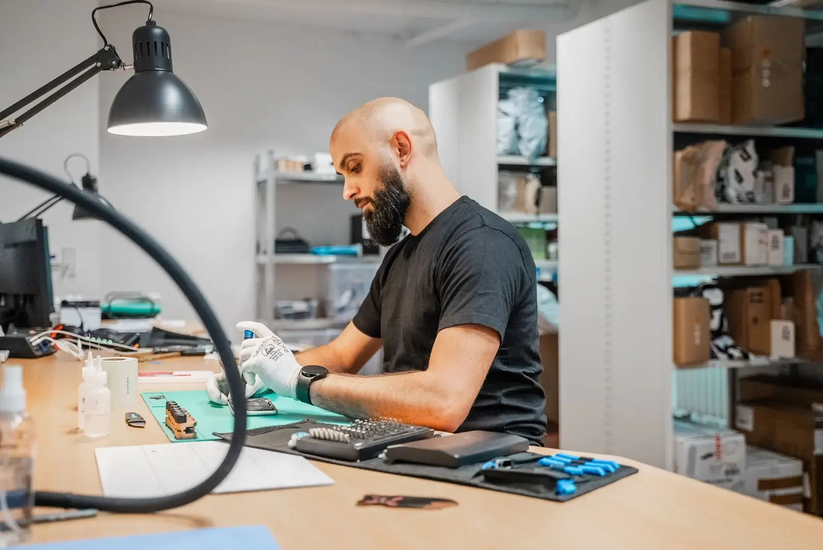 Tekniker udfører en iPhone reparation